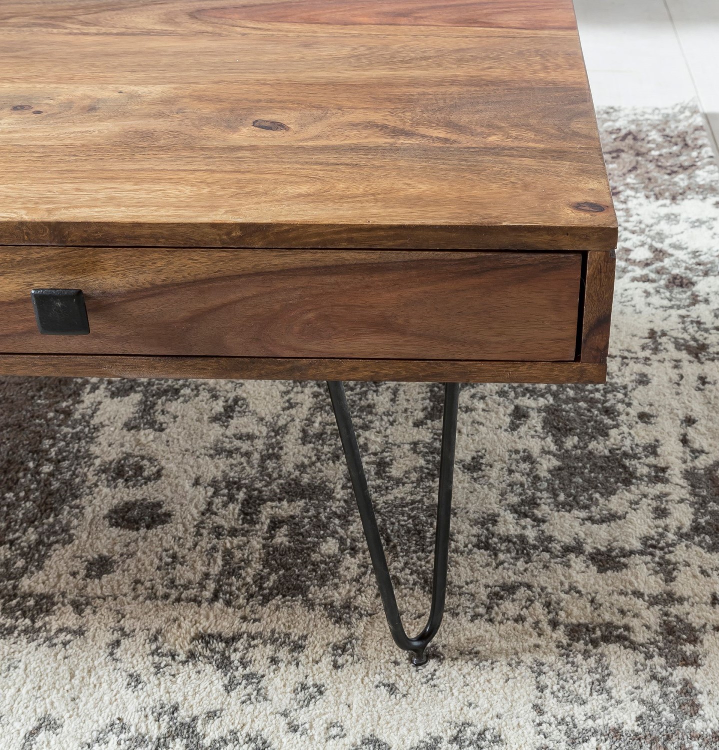 WOHNLING Couchtisch Massiv-Holz Sheesham 110cm breit Wohnzimmer-Tisch Design Metallbeine Landhaus-Stil Beistelltisch