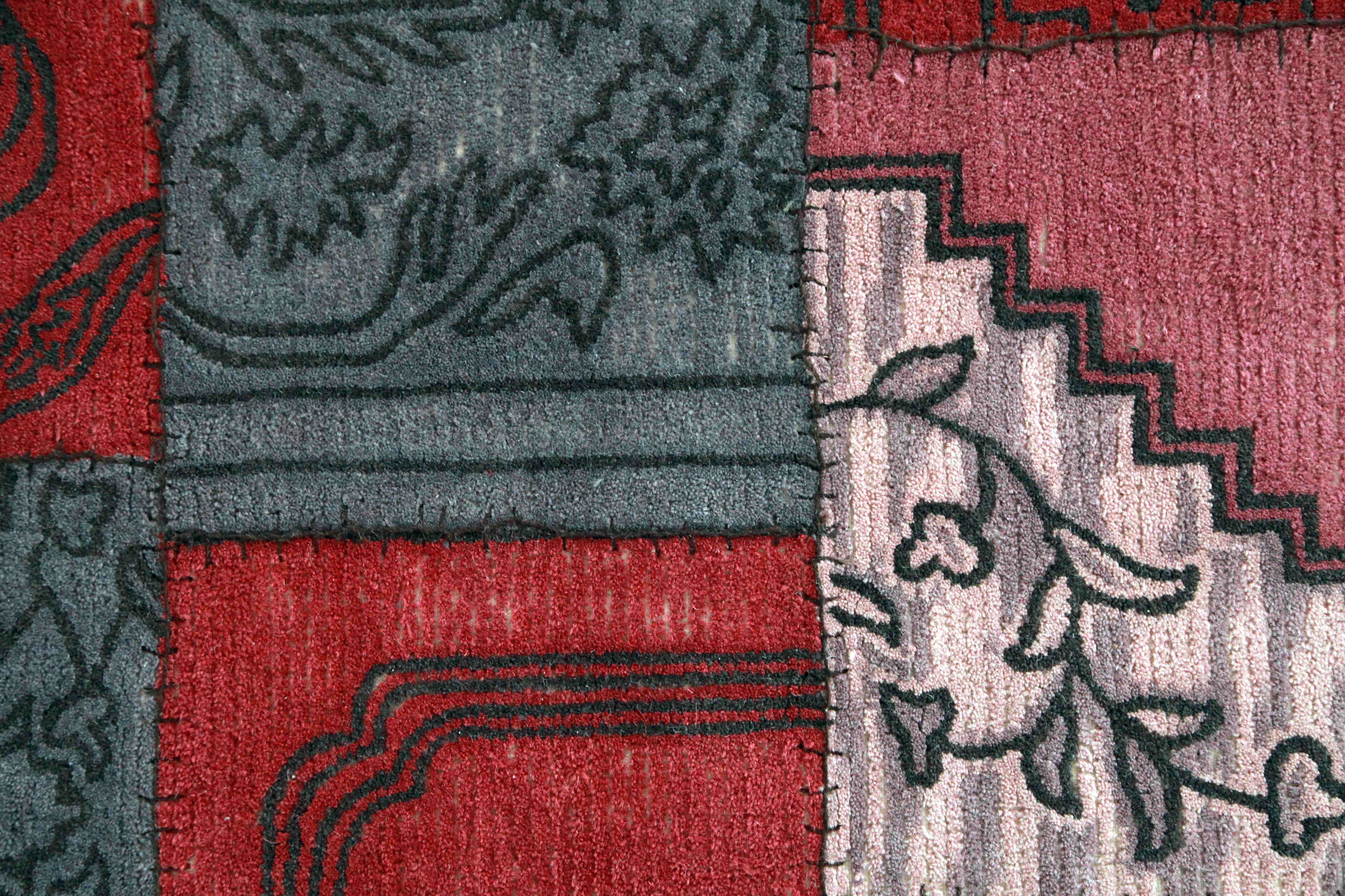 Teppich Pink Minor aus Wolle mit schwarzem Dekor