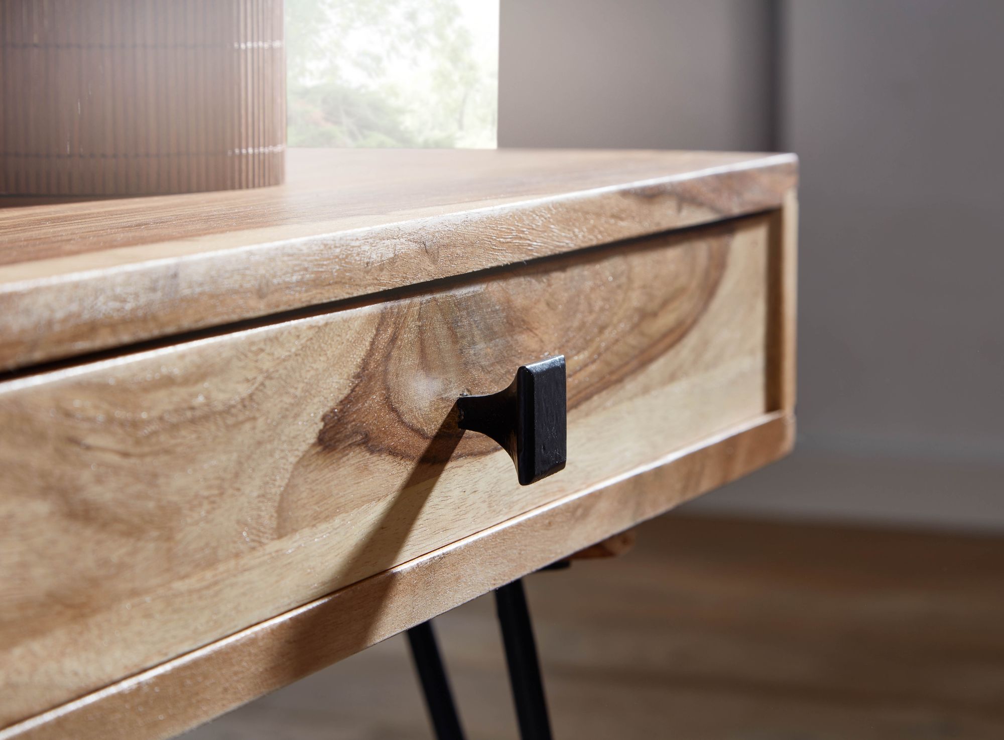 WOHNLING Couchtisch Massiv-Holz Akazie 110 cm breit Wohnzimmer-Tisch Design Metallbeine Landhaus-Stil Beistelltisch